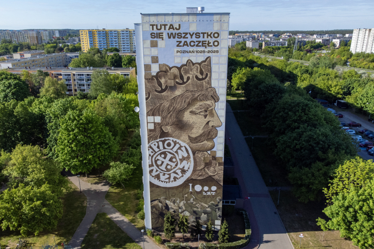 Mural przedstawiający wizerunek króla Bolesława Chrobrego na jednym z bloków na Osiedlu Bolesława Chrobrego w Poznaniu. PAP/Jakub Kaczmarczyk