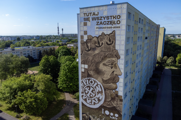 Mural wykonany w Poznaniu dla upamiętnienia 1000-lecia koronacji Bolesława Chrobrego, fot. PAP/Jakub Kaczmarczyk