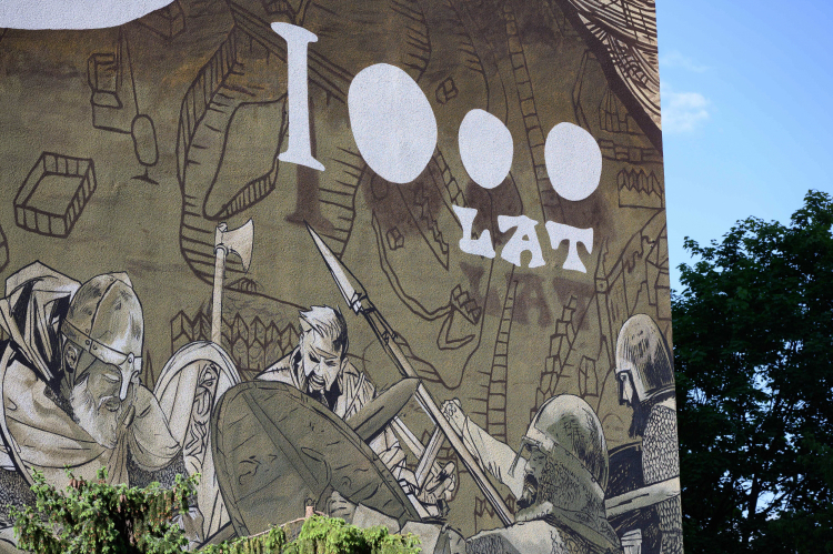Poznań, mural z okazji 1000-lecia koronacji Bolesława Chrobrego, fot. PAP/Jakub Kaczmarczyk
