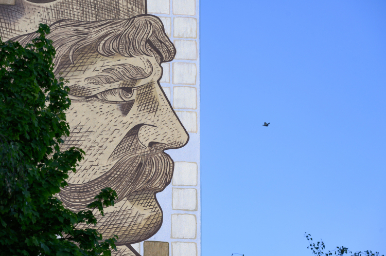 Mural przedstawiający króla Bolesława Chrobrego na jednym z bloków na Osiedlu Bolesława Chrobrego w Poznaniu. PAP/Jakub Kaczmarczyk