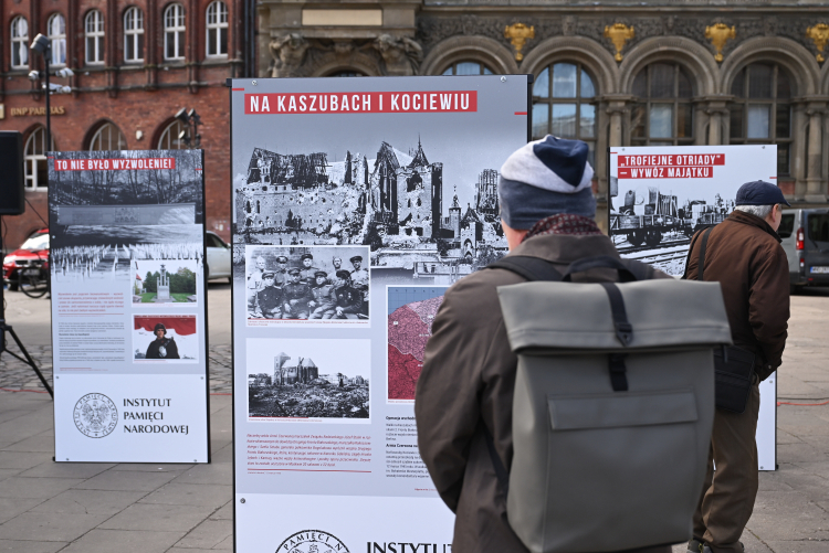Otwarcie wystawy pt. "Domy płoną, kobiety krzyczą, zabawili się do woli. Armia Czerwona w województwie gdańskim w 1945 roku." na Targu Węglowym w Gdańsku. PAP/Adam Warżawa