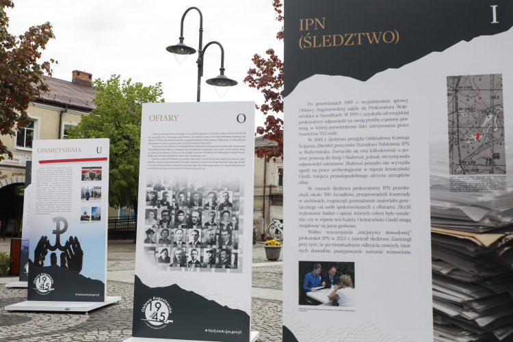 Mobilna wystawa na rynku Zygmunta Augusta w Augustowie składa się z 12 dwustronnych makiet z informacjami o obławie. Fot. PAP/Artur Reszko