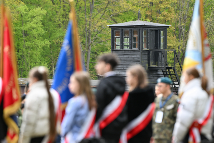 Obchody 80. rocznicy oswobodzenia KL Stutthof, odbywające się przed Pomnikiem Walki i Męczeństwa na terenie Muzeum w Sztutowie. PAP/Andrzej Jackowski