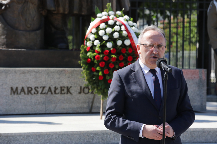 Zastępca prezesa IPN Karol Polejowski podczas centralnych obchodów upamiętniających Marszałka Józefa Piłsudskiego w 90. rocznicę jego śmierci, 12 maja 2025 r. przed pomnikiem Józefa Piłsudskiego przy ul. Belwederskiej w Warszawie. Fot. PAP/Tomasz Gzell