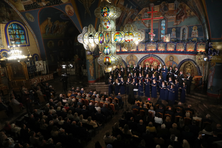 Koncert w wykonaniu Zespołu Muzyki Cerkiewnej „Varslavia” – Warszawa pod dyrekcją lektora Miłosza Bogicia podczas koncertu inaugurującego 44. Międzynarodowy Festiwal Hajnowskie Dni Muzyki Cerkiewnej w Soborze św. Trójcy w Hajnówce. PAP/Artur Reszko
