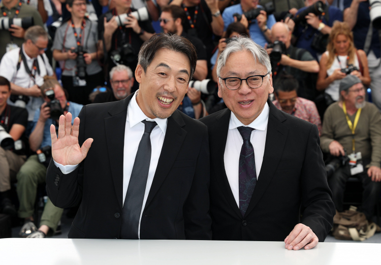 Pisarz Kazuo Ishiguro (P) i reżyser Kei Ishikawa w Cannes we Francji, 15 maja 2025 r. PAP/ EPA/Mohammed Badra