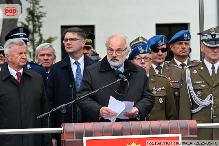 Wiceminister obrony narodowej Stanisław Wziątek (z lewej) i potomek patrona oddziału ppłk. Kazimierza Henryka Angermana Zbigniew Angerman (w środku) podczas uroczystego apelu z okazji święta 8. Koszalińskiego Pułku Przeciwlotniczego. Fot. PAP/Piotr Kowala