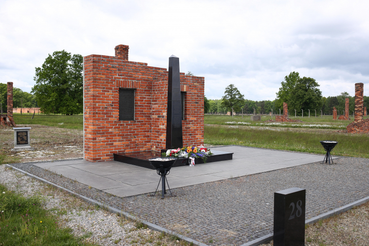 Pomnik Zagłady Romów i Sinti na terenie byłego obozu "cygańskiego" w KL Auschwitz II-Birkenau w Brzezince. Fot. PAP/Jarek Praszkiewicz