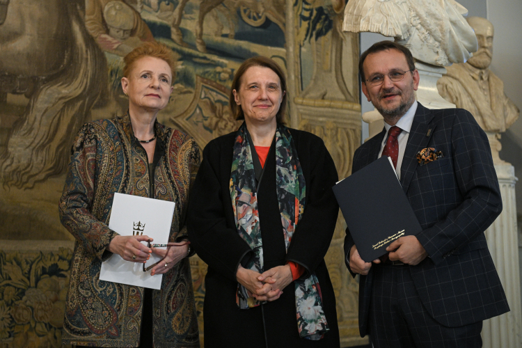 Dyrektor stołecznego Muzeum Zamku Królewskiego Małgorzata Omilanowska-Kiljańczyk (L), minister kultury i dziedzictwa narodowego Hanna Wróblewska (C) oraz dyrektor Muzeum Zamku na Wawelu w Krakowie Andrzej Betlej (P) po podpisaniu listu intencyjnego, dotyczącego inicjatywy "Królewska wymiana". PAP/Marcin Obara