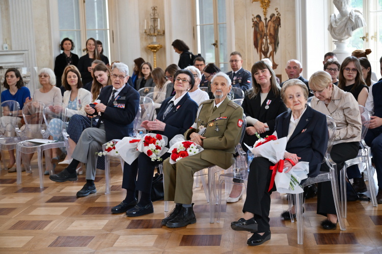 W pierwszym rzędzie goście honorowi, uczestnicy Powstania Warszawskiego: Stanisław Wołczaski ps. Kazimierz (4P), Danuta Dworakowska ps. Lena (3P), Jan Witkowski ps. Jaś (2P), Irena Krajewska ps. Lala (P) podczas uroczystości wręczenia odznaczeń Dumni z Powstańców. Fot. PAP/Przemysław Piątkowski