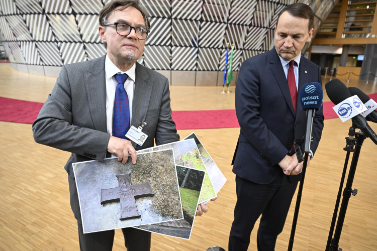 Minister spraw zagranicznych Radosław Sikorski (P) i rzecznik prasowy MSZ Paweł Wroński (L) podczas konferencji prasowej w Brukseli, na której minister poinformował o dewastacji w Miednoje pomnika zamordowanych polskich jeńców. Fot. PAP/Wiktor Dąbkowski