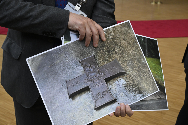 Materiały zaprezentowane podczas konferencji prasowej ministra spraw zagranicznych Radosława Sikorskiego w Brukseli. Minister poinformował, że pomnik zamordowanych polskich więźniów w Miednoje został zdewastowany. PAP/Wiktor Dąbkowski
