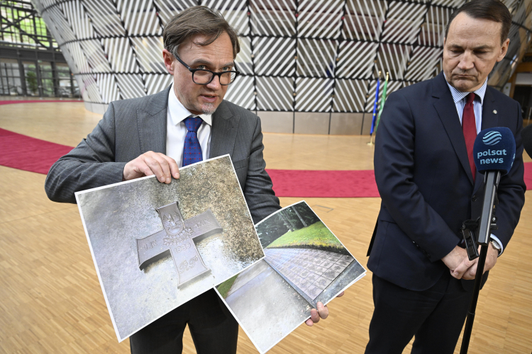 Szef polskiej dyplomacji Radosław Sikorski (po prawej) poinformował na konferencji prasowej, że pomnik zamordowanych polskich więźniów w Miednoje został zdewastowany. Usunięto z niego krzyż Virtuti Militari i krzyż wojny obronnej 1939 roku. Obok rzecznik prasowy MSZ Paweł Wroński. Fot. PAP/Wiktor Dąbkowski