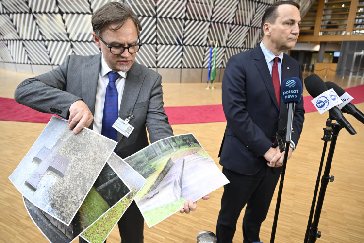 Szef polskiej dyplomacji Radosław Sikorski (P) poinformował na konferencji prasowej, że pomnik zamordowanych polskich więźniów w Miednoje został zdewastowany. Usunięto z niego krzyż Virtuti Militari i krzyż wojny obronnej 1939 roku. Obok, rzecznik prasowy MSZ Paweł Wroński (L). PAP/Wiktor Dąbkowski
