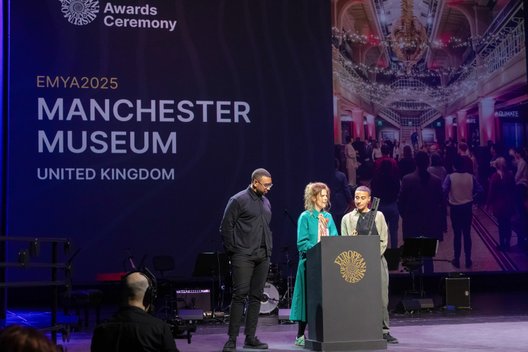 Nagrodzeni przedstawiciele Manchester Museum podczas gali wręczenia Europejskiej Nagrody Muzealnej Roku EMYA 2025, przyznawanej przez Europejskie Forum Muzeów,w Operze i Filharmonii Podlaskiej w Białymstoku. PAP/Marcin Onufryjuk