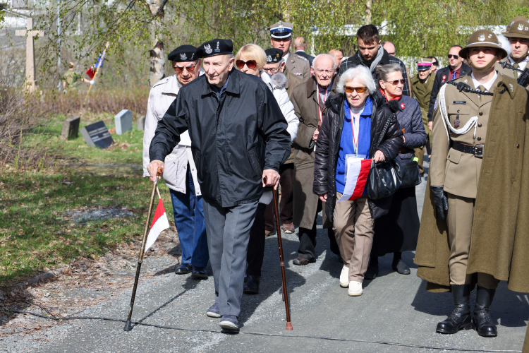 Uczrestnicy obchodów 85. rocznicy bitwy o Narwik na tamtejszym cmentarzu. Fot. PAP/Albert Zawada 