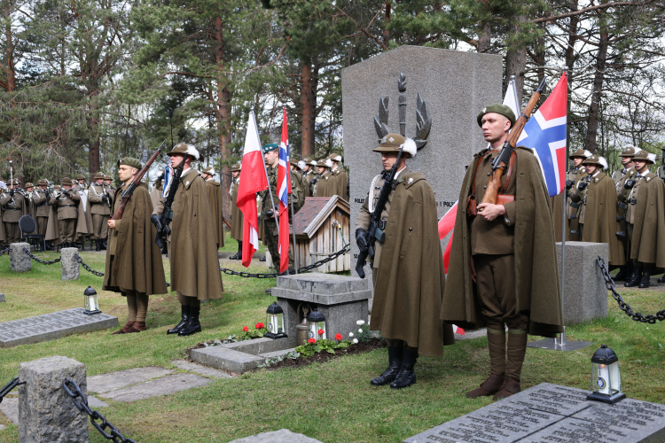 Uroczystości z okazji 85. rocznicy bitwy o Narwik, apel na cmentarzu żołnierzy polskich w Hakvik, fot. PAP/Albert Zawada