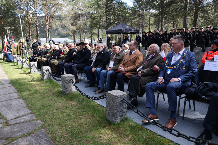 Obchody 85. rocznicy bitwy pod Narwikiem - uroczystości na cmentarzu wojennym w miejscowości Hakvik, fot. PAP/Albert Zawada