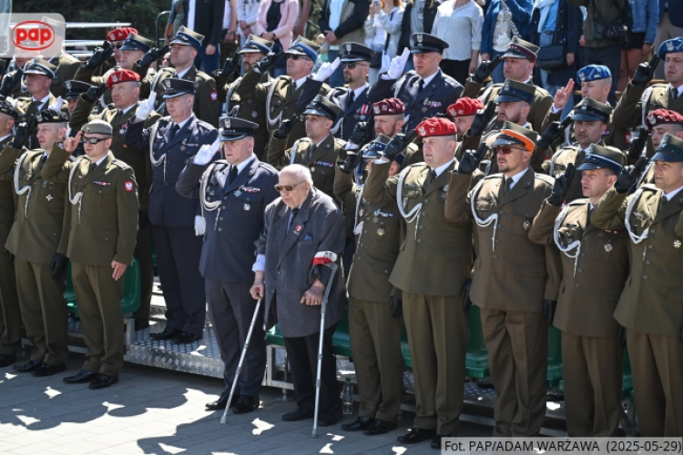 Uroczystości z okazji Dnia Weterana Działań poza Granicami Państwa przy ORP Błyskawica na skwerze Kościuszki w Gdyni. Fot. PAP/Adam Warżawa
