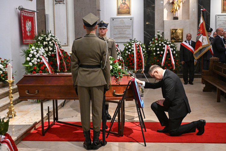 Prezydent Andrzej Duda podczas pogrzebu Bogusława Nizieńskiego, pierwszego rzecznika interesu publicznego, fot. PAP/Radek Pietruszka