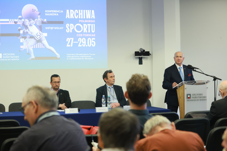 Przy mównicy podczas konferencji dziennikarz sportowy PAP Jerzy Jakobsche. Fot. PAP/Leszek Szymański