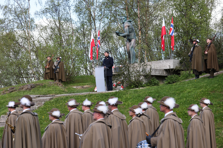 Szef Urzędu do Spraw Kombatantów i Osób Represjonowanych Lech Parell podczas uroczystości przed pomnikiem marynarzy ORP GROM w Norwegii. PAP/Albert Zawada
