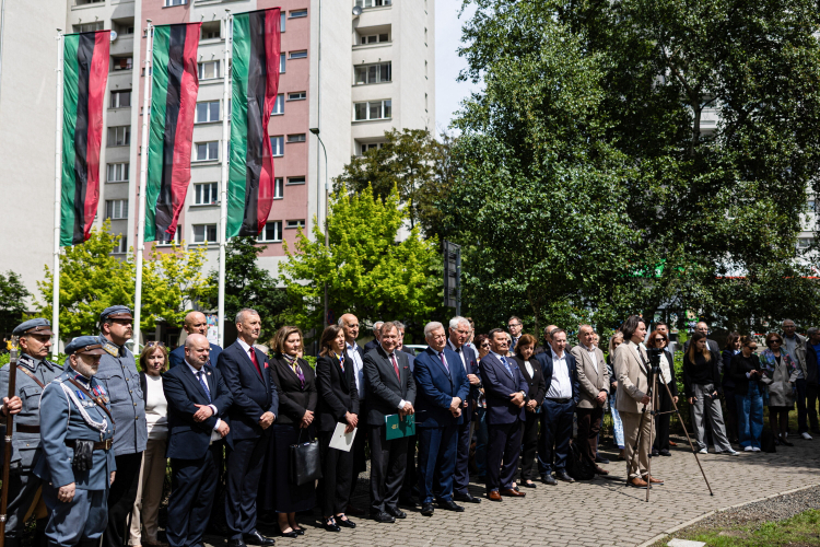 Wiceprezydent Krakowa Maria Klaman (6L), prezes ZNP Sławomir Broniarz (4L), rektor AGH prof. Jerzy Lis (C) podczas odsłonięcia Pomnika Tajnej Organizacji Nauczycielskiej przed budynkiem C2 Akademii Górniczo Hutniczej przy ul. Czarnowiejskiej w Krakowie, PAP/Art Service