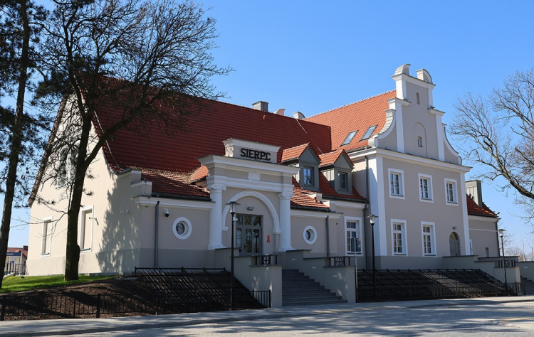 Odremontowany dworzec w Sierpcu od ulicy. Fot. sierpc.pl