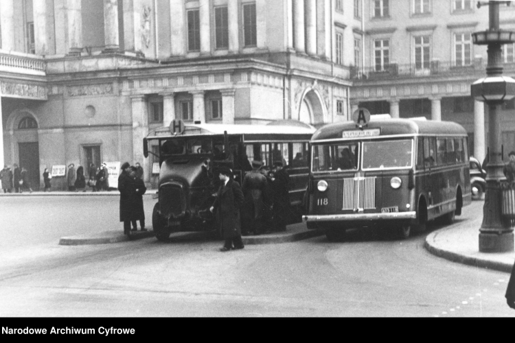 Autobusy linii „H” i „A” (marki Somua i Chevrolet) stojące na pl. Teatralnym. Widoczna dolna część elewacji Teatru Wielkiego, 1937 r. NAC