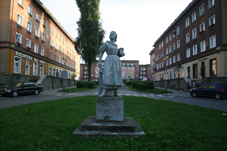 Socrealistyczna rzeźba robotnicy z kielnią na osiedlu A w Tychach, Fot. Paterples, CC BY 2.5 PL <https://creativecommons.org/licenses/by/2.5/pl/deed.en>, via Wikimedia Commons