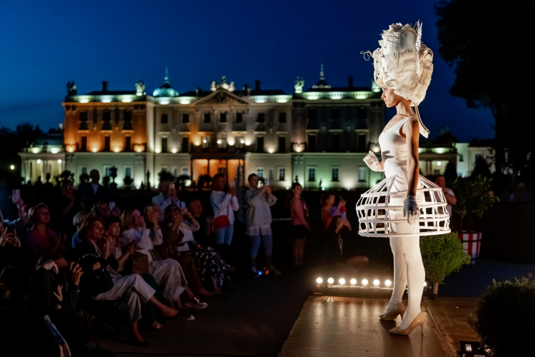 Pokaz mody na festiwalu Barokowe Ogrody Sztuki w Białymstoku, fot. Festiwal Barokowe Ogrody Sztuki