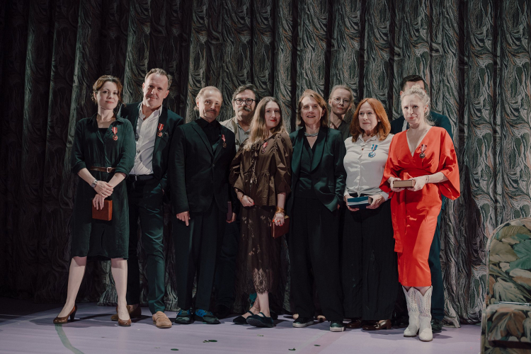 Ministra Hanna Wróblewska z pracownikami Teatru Powszechnego w Warszawie, którzy otrzymali Medale Gloria Artis, fot. Karolina Jóźwiak/MKiDN