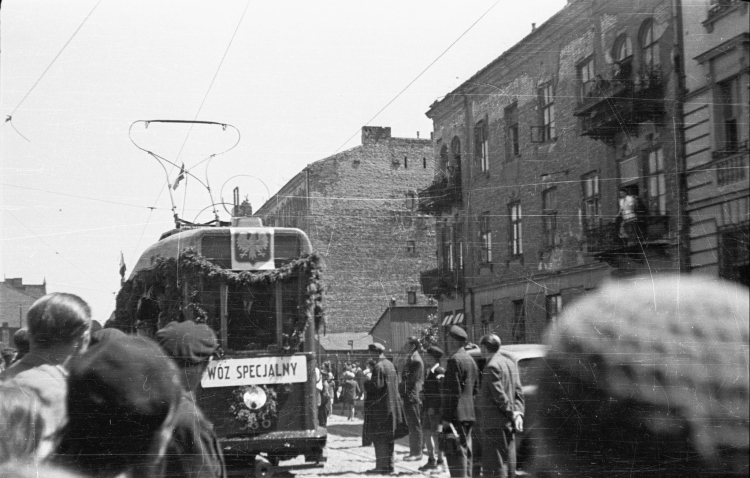 Jeden z pierwszych tramwajów po wojnie w Warszawie, fot. PAP/CAF