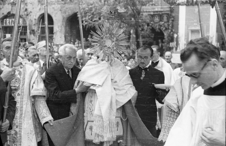 Procesja w uroczystość Bożego Ciała ulicami zniszczonej Warszawy, 20 czerwca 1946 r. Fot. PAP/Jerzy Baranowski