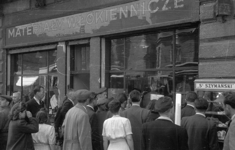 Bitwa o handel - kolejka przed sklepem w 1947 r., fot. PAP/CAF
