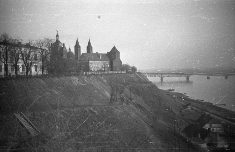 Wzgórze Tumskie w Płocku w 1949 r. Na zdjęciu: zamek Książąt Piastowskich z barokowym hełmem na wieży zegarowej oraz wieże zachodnie katedry pw. Wniebowzięcia Najświętszej Marii Panny. Fot. PAP