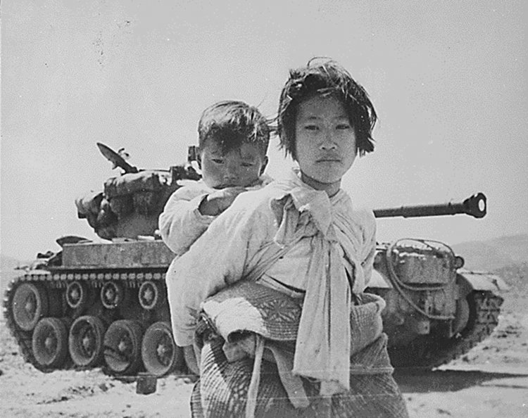 Uchodźcy w trakcie wojny koreańskiej, fot. PAP/EPA/National Archives