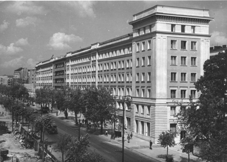 Marszałkowska Dzielnica Mieszkaniowa (MDM) w Warszawie w 1955 r., fot. PAP/Mariusz Szyperko