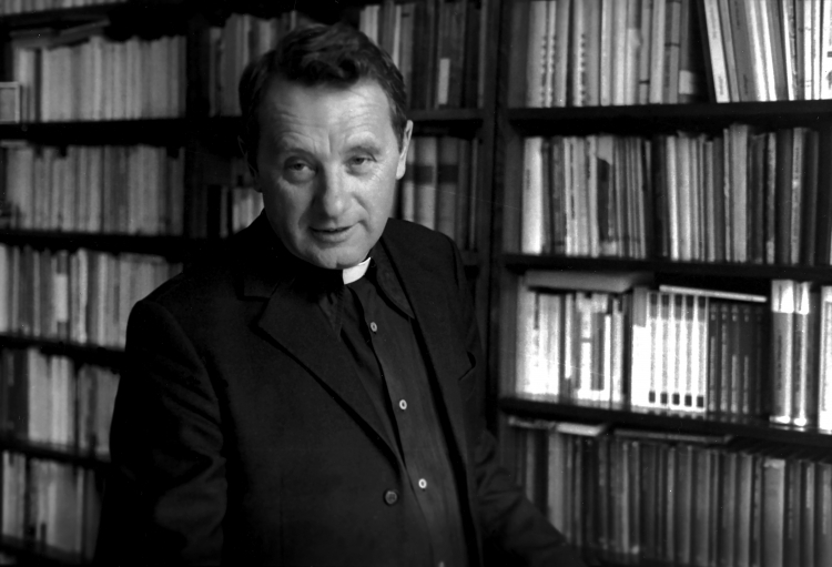 Kraków, początek lat 80. Filozof ks. prof. Józef Tischner w swoim mieszkaniu w Domu Księży Profesorów przy ulicy św. Marka 10. PAP/Jerzy Ochoński