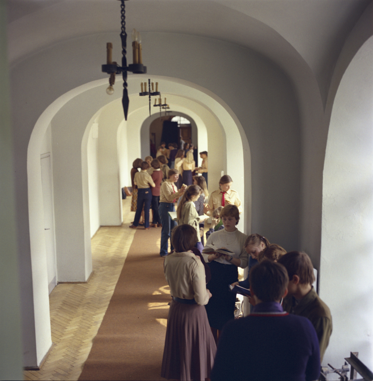 Maj 1980 roku - uczniowie Małachowianki na szkolnym korytarzu. Fot. PAP/Jan Morek