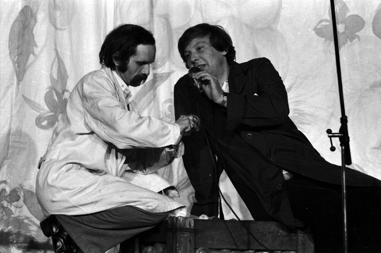 Maj 1980 r. Poznań. Międzynarodowa Wiosna Estradowa. Odd lewej: Bohdan Smoleń i Zenon Laskowik. Fot. PAP/CAF /Zbigniew Staszyszyn