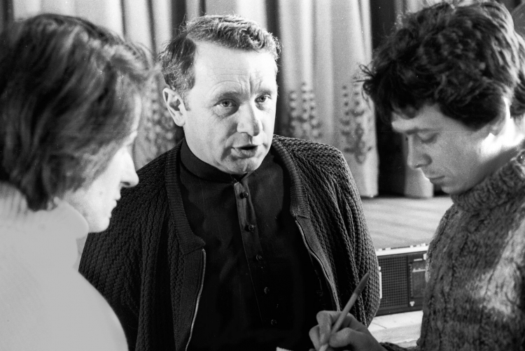 Ludźmierz 22.02.1981. Ksiądz Józef Tischner (C) udziela wywiadu. Z prawej dziennikarz Wojciech Nowakowski. PAP/Jerzy Ochoński