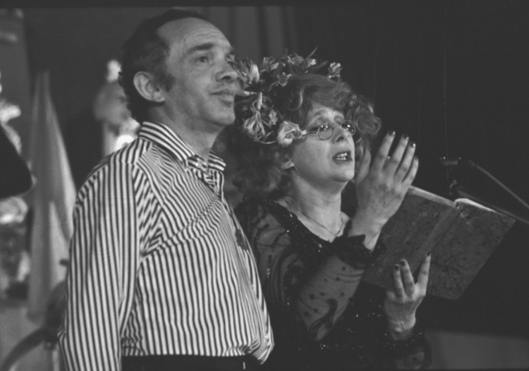 25-lecie "Piwnicy pod Barabami" w czerwcu 1981 r. Od lewej: aktor Krzysztof Litwin i akorka i reżyserka Krystyna Zachwatowicz. Fot. PAP/Tadeusz Sochor