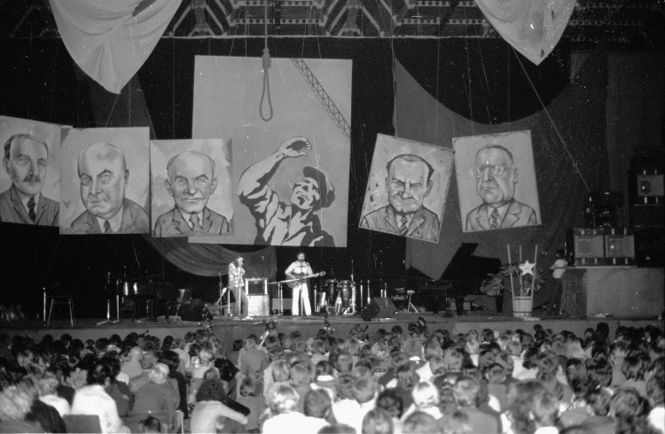 I Przegląd Piosenki Prawdziwej - Zakazane Piosenki w sierpniu 1981 r. Scenografię przygotował Andrzej Czeczot. Fot. PAP/M. Hołyński