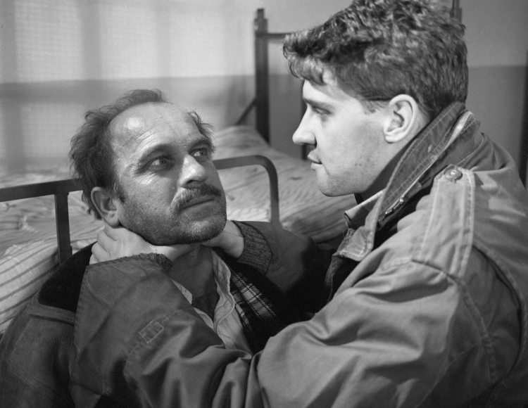 Realizacja obyczajowego filmu pt. „Stan strachu” w reżyserii Janusza Kijowskiego, 1989 r. Na zdjęciu: aktorzy, Henryk Talar jako major SB Henryk Małecki (L) i Wojciech Malajkat jako aktor Jan Małecki (P). PAP/Afa Pixx/Krzysztof Wellman
