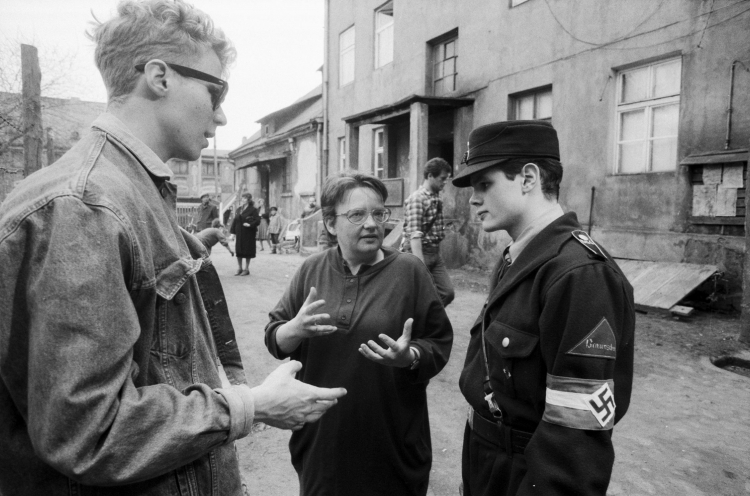 Realizacja filmu "Europa, Europa (niem. Hitlerjunge Salomon)" Nz. Agnieszka Holland (C), 1989 r. PAP/CAF/Andrzej Zbraniecki