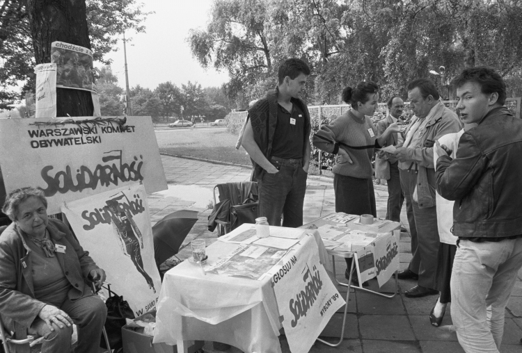 Punkt informacyjny "Solidarności" przed jednym z lokali w Warszawie podczas wyborów 4 czerwca 1989 r., fot. PAP/Ireneusz Sobieszczuk