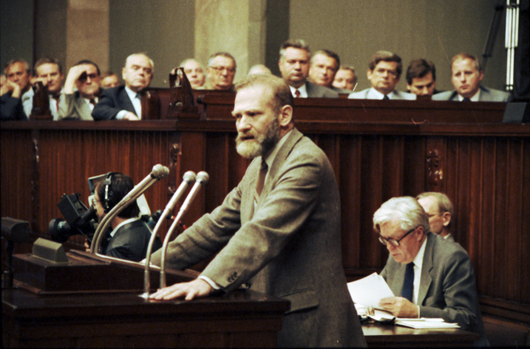 Bronisław Geremek podczas posiedzenia Sejmu X kadencji, 2 sierpnia 1989 r. Fot. PAP/Jan Bogacz