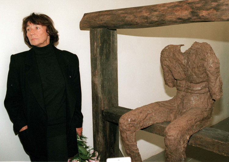 Magdalena Abakanowicz (1930-2017) przy jednej ze swoich prac, fot. PAP/Andrzej Rybczyński