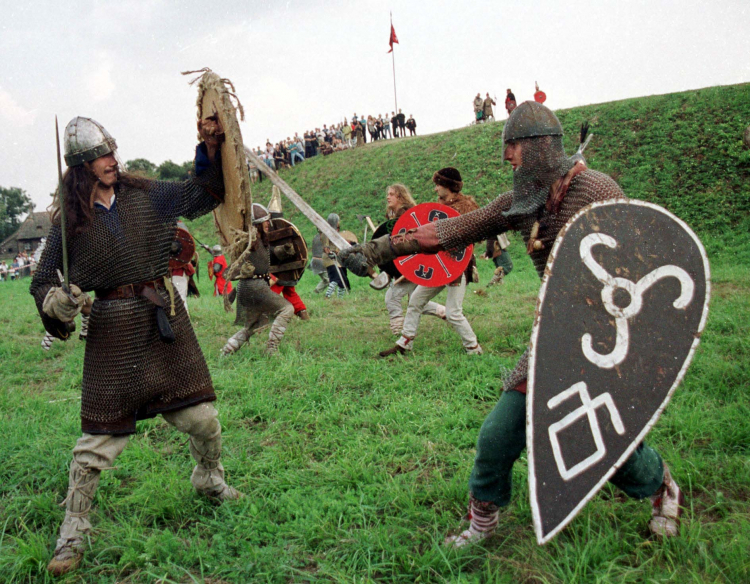 Zlot wojów w Muzeum Pierwszych Piastów na Lednicy, fot. PAP/Remigiusz Sikora